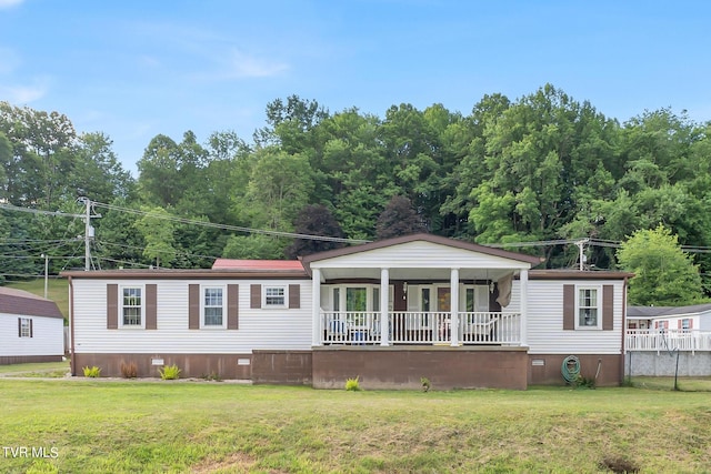 manufactured / mobile home featuring a front yard