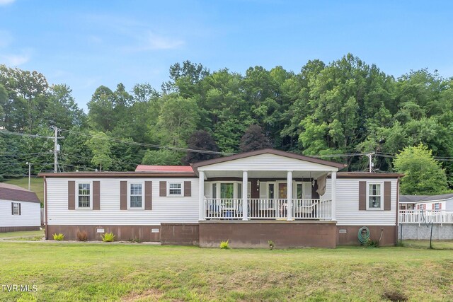 view of front facade featuring a porch, a front lawn, and crawl space