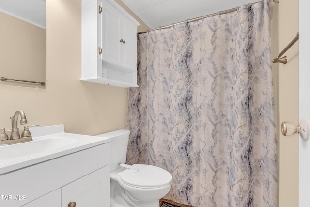 full bathroom featuring toilet, a shower with shower curtain, and vanity