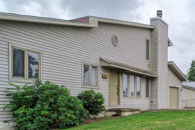 view of front of house with a front lawn