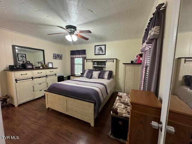 bedroom with dark wood-type flooring and ceiling fan