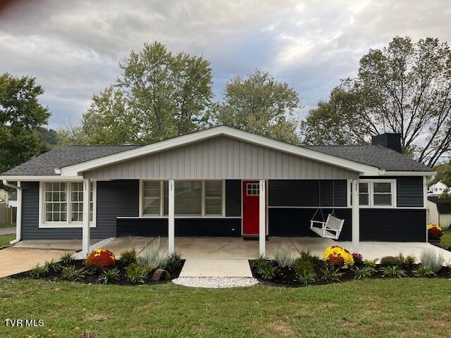 ranch-style home featuring a front yard