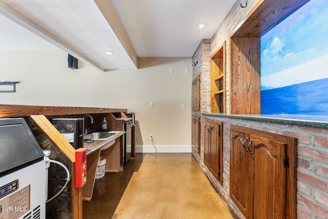 bar featuring sink and concrete flooring