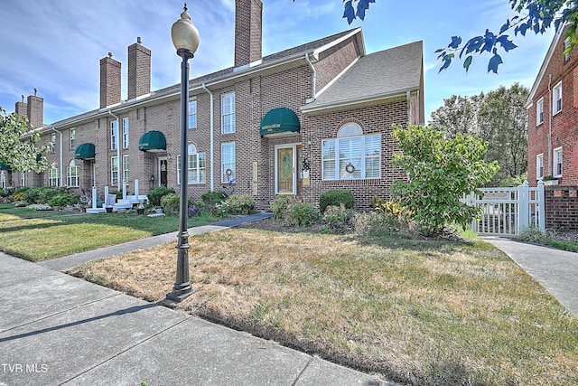 view of front of property with a front lawn