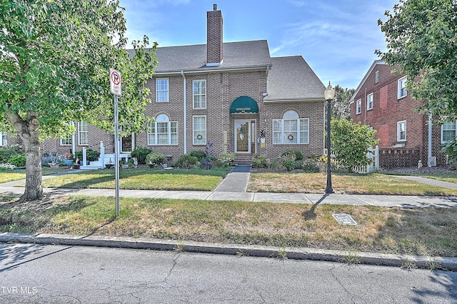 view of front facade with a front lawn