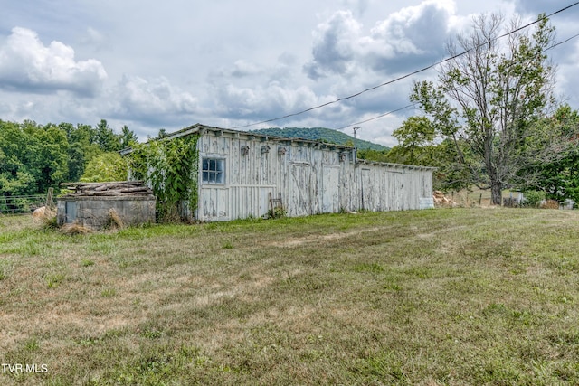 view of yard featuring an outbuilding