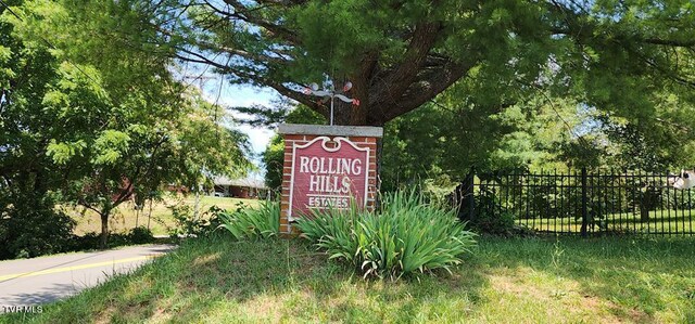 community sign featuring a lawn