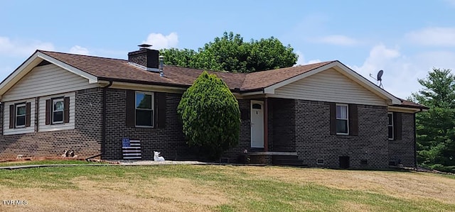 view of front of home featuring a front lawn