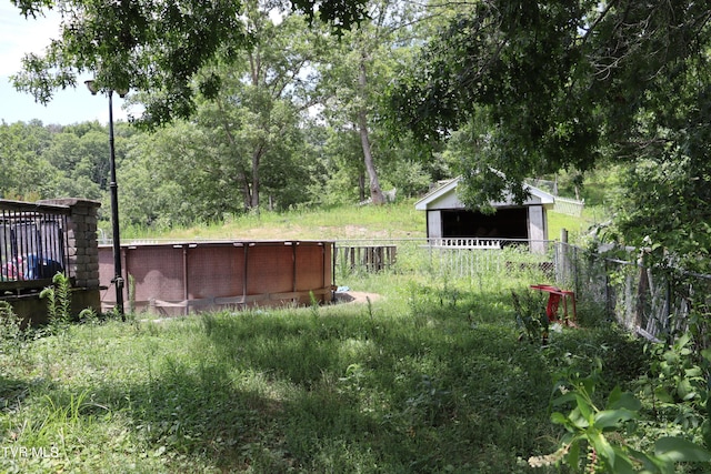 view of yard with a pool