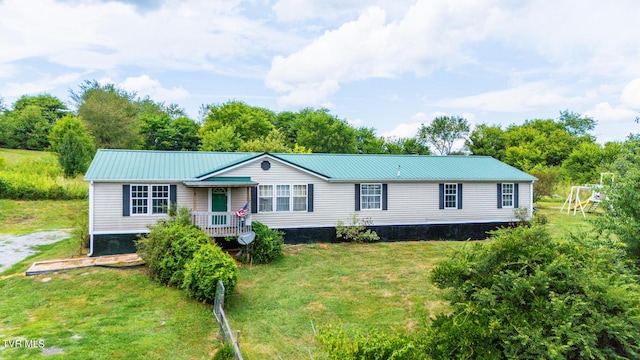 view of front of house featuring a front yard