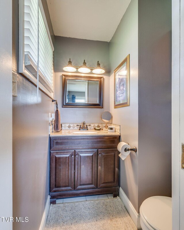 414 Beulah Church Dr, Kingsport, TN 37663 - bathroom featuring baseboards, toilet, and vanity