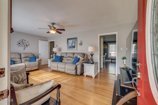 414 Beulah Church Dr, Kingsport, TN 37663 - living room featuring light wood-style floors and a ceiling fan