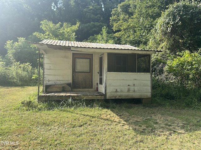 view of outdoor structure with a yard