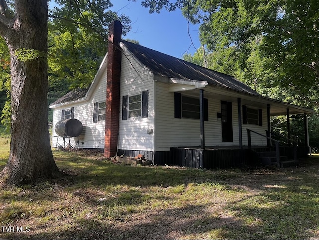 view of front facade featuring a porch and a front yard