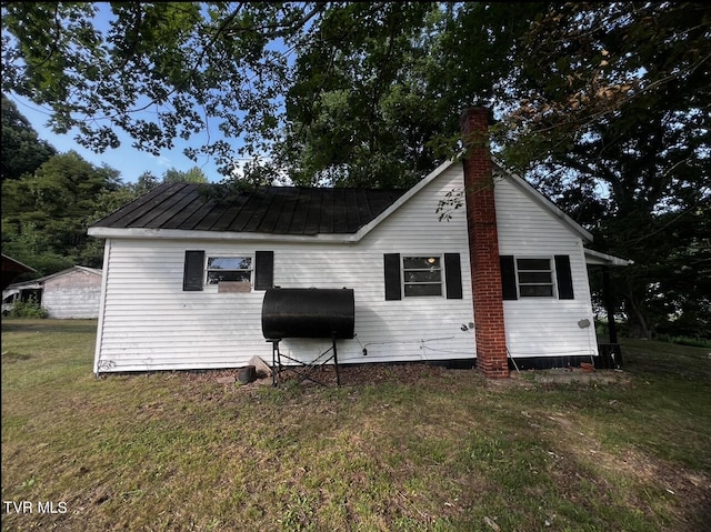 back of house featuring a lawn