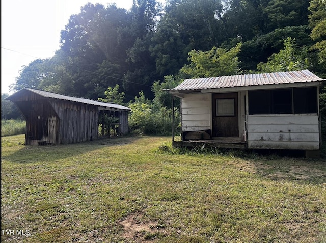 view of yard with an outbuilding