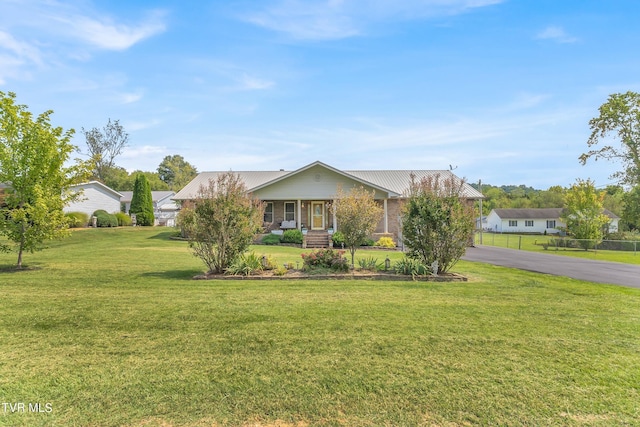 single story home featuring a front lawn