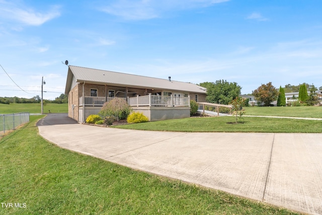 view of front facade featuring covered porch and a front lawn