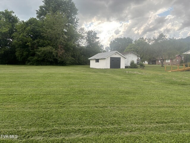 view of yard with a garage and an outdoor structure