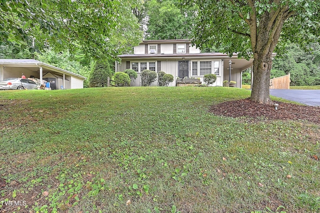 view of front of house featuring a carport and a front yard