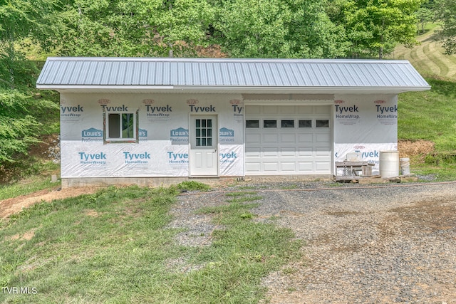 view of front facade featuring a garage