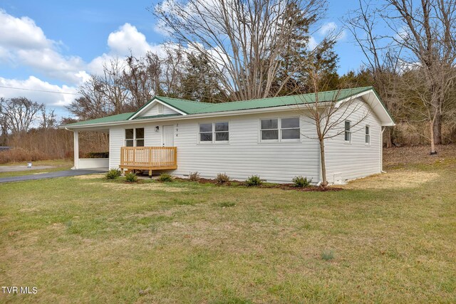 view of front of home with a front lawn