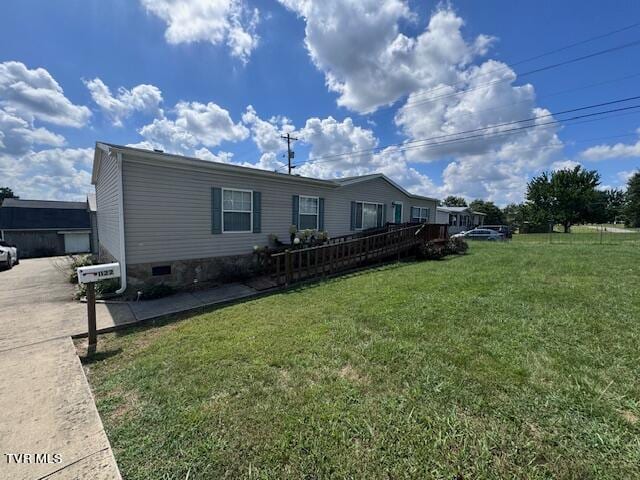 view of front of home featuring a front lawn