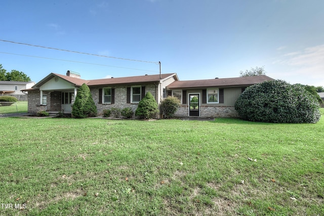 ranch-style house featuring a front yard