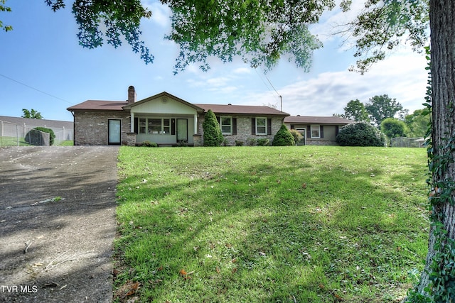 ranch-style home featuring a front lawn