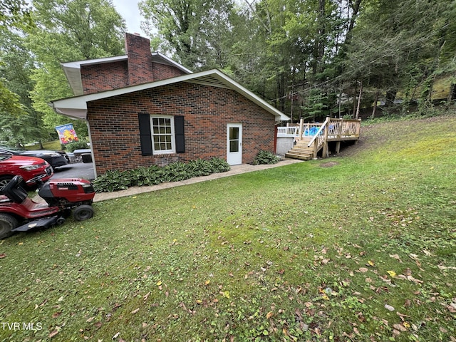 view of front facade featuring a wooden deck and a front yard