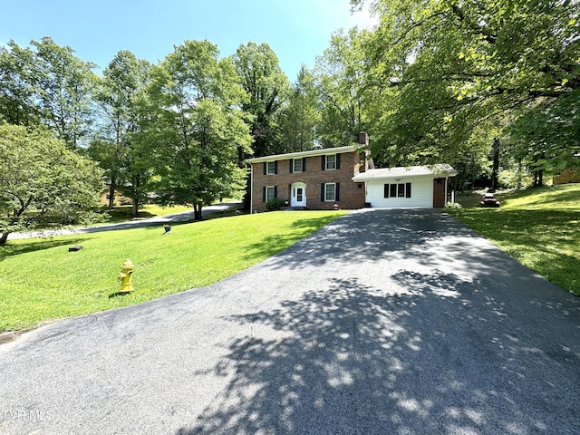 view of front of home featuring a front lawn