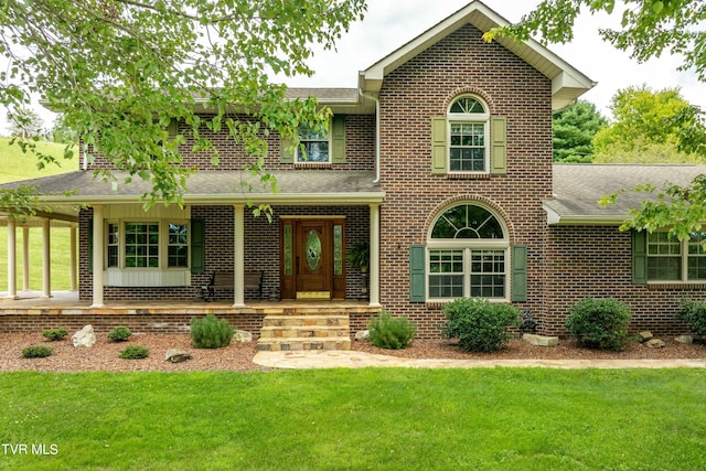 view of front of house featuring a front lawn