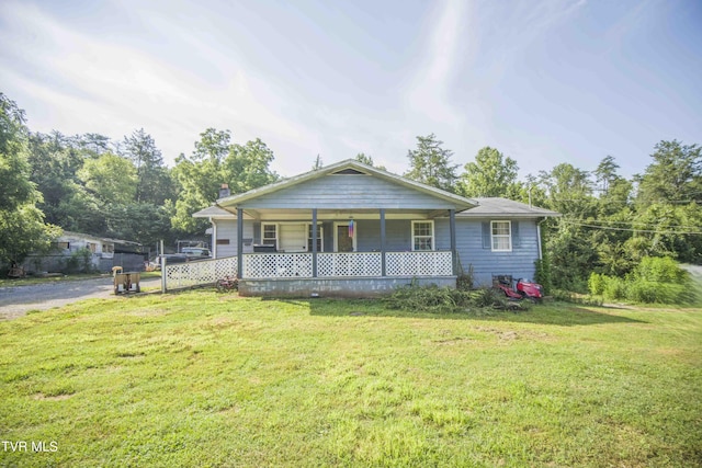 view of front of property featuring a front yard and covered porch