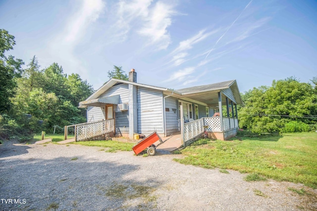 view of front of home with covered porch and a front lawn