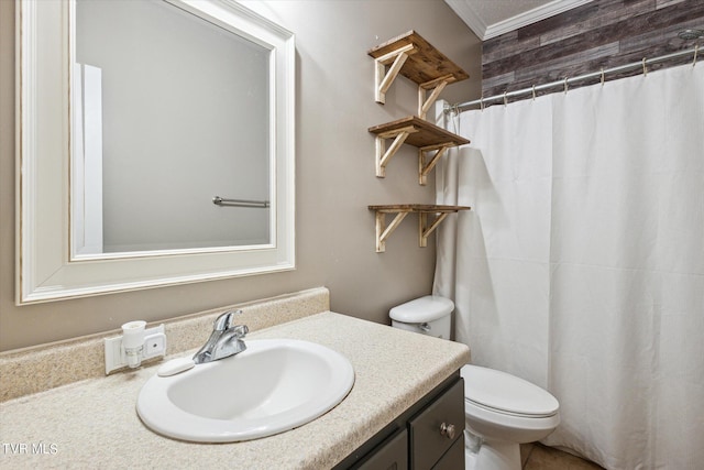 full bath featuring a shower with shower curtain, crown molding, vanity, and toilet