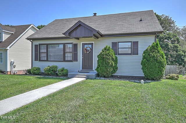 view of front facade with a front yard