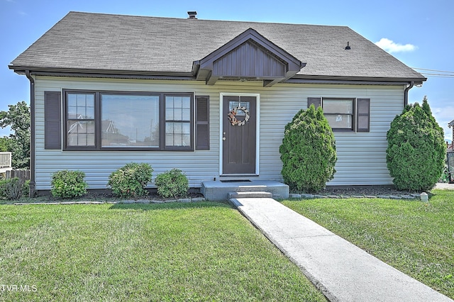 view of front facade featuring a front yard