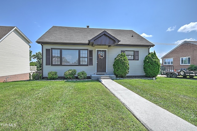 bungalow featuring a front lawn