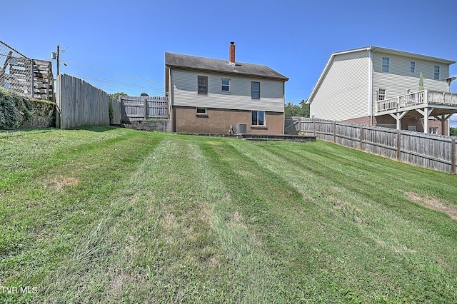 back of house featuring a lawn