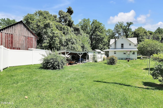 view of yard with an outbuilding