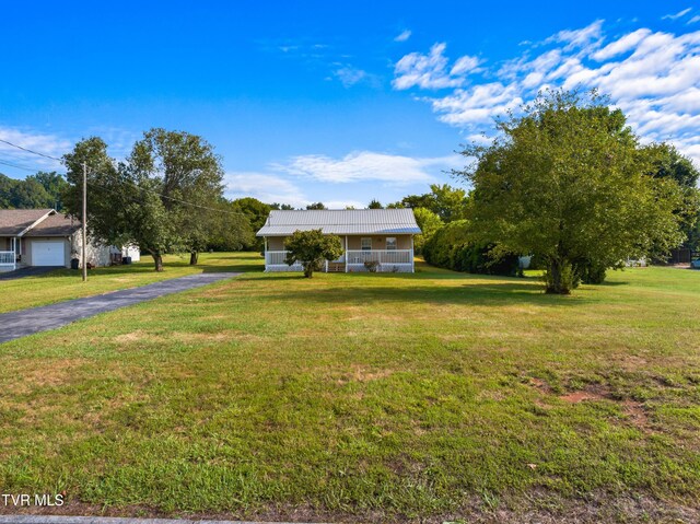 view of front of property featuring a front lawn and a garage