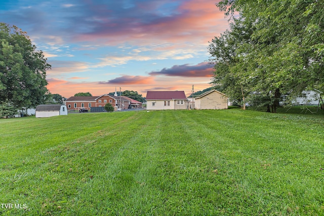 view of yard at dusk