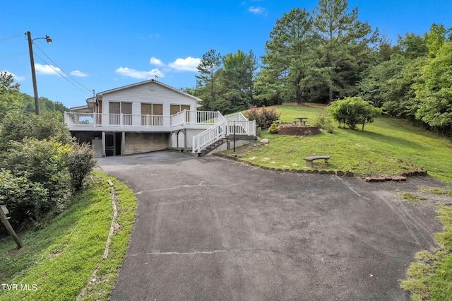 view of front of home featuring a front yard