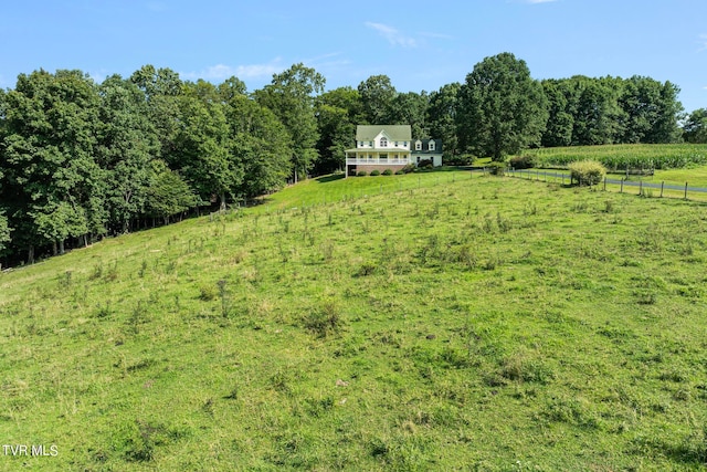 view of yard featuring a rural view