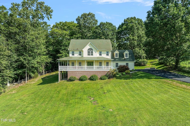 farmhouse-style home featuring a front lawn