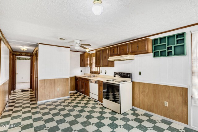 kitchen featuring crown molding, white appliances, ceiling fan, sink, and tile patterned flooring