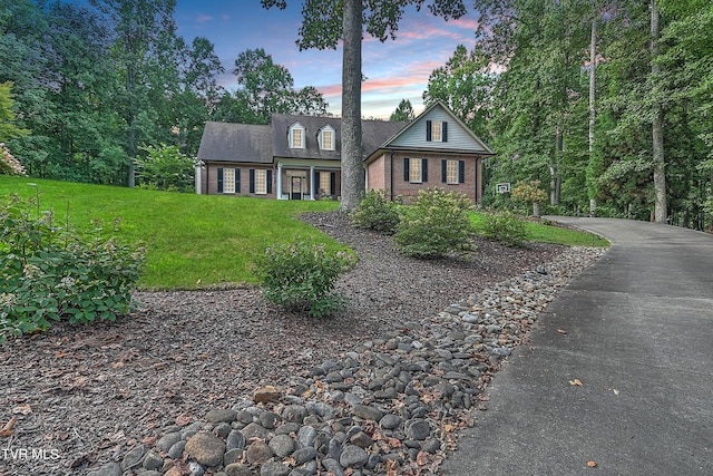 view of front of house featuring a lawn