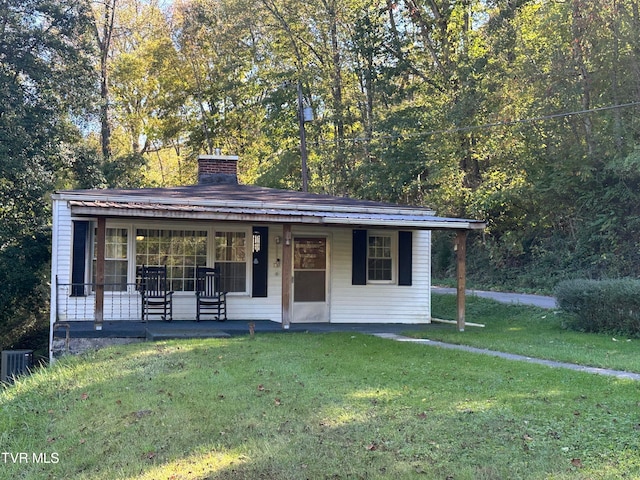 view of front of house with a front yard