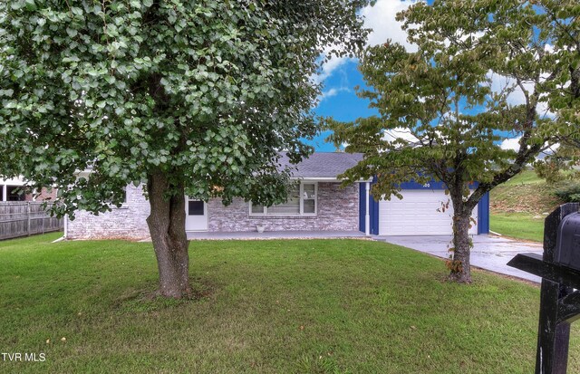 view of front facade with a garage and a front yard