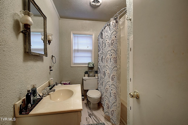 bathroom featuring a shower with shower curtain, toilet, vanity, a textured ceiling, and crown molding